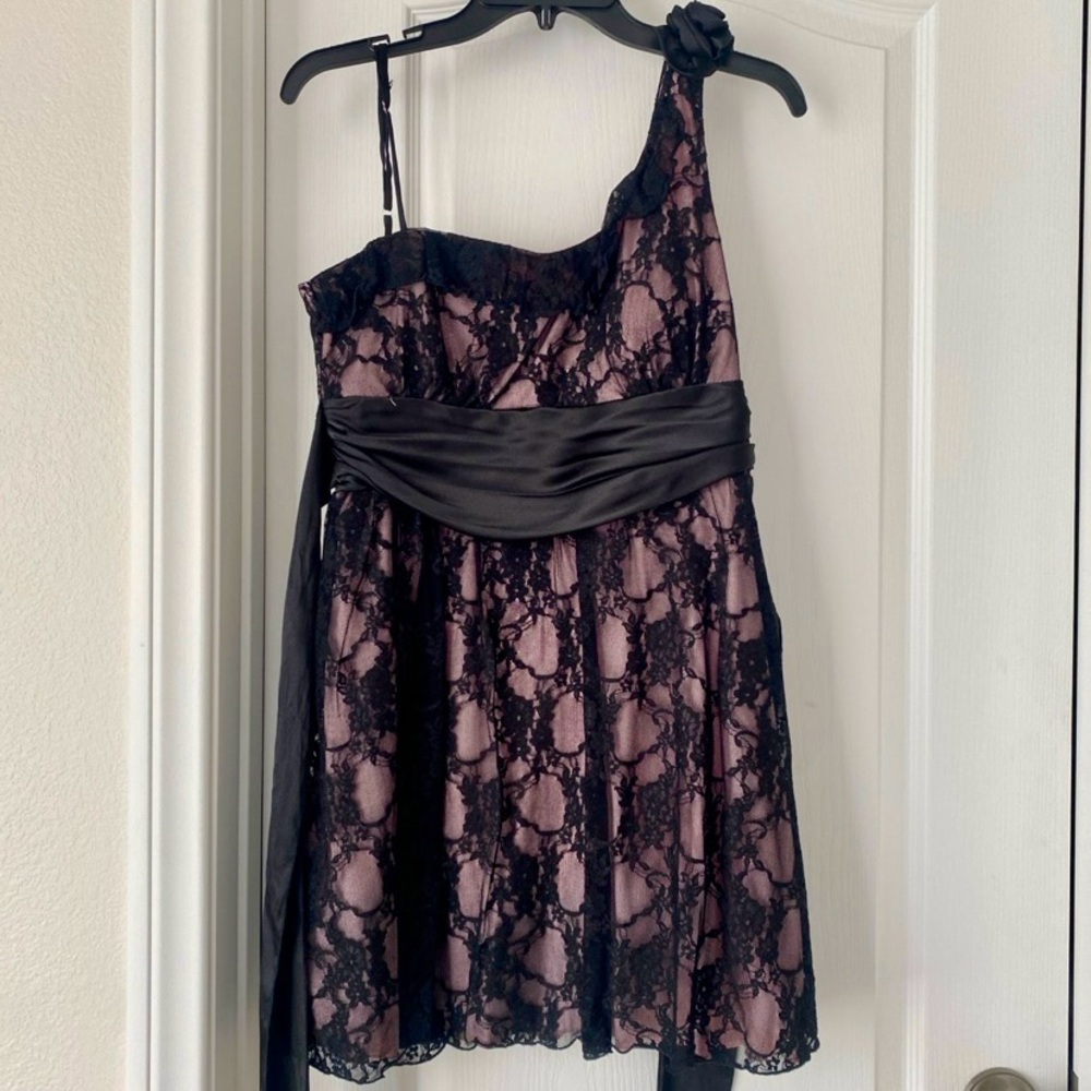 Sleeveless pink & black dress